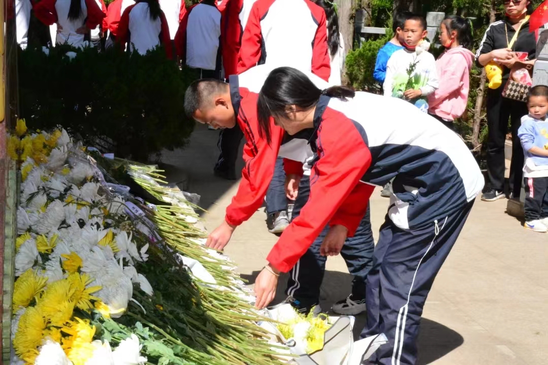 靖宁职校清明节开展祭扫活动